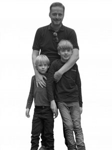 Bjorn Kiggen zusammen mit seinen beiden Söhnen – ein persönlicher Einblick in das Familienleben.
