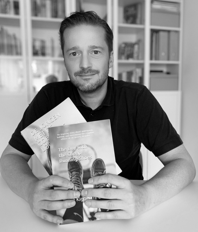 Bjorn Kiggen präsentiert sein Buch über Panikattacken und Resilienz in der deutschen und englischen Fassung.