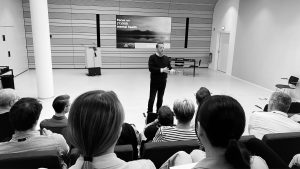Bjorn Kiggen houdt een keynote-toespraak over het thema „Focus on your mental health“ tijdens een bedrijfsevenement van Jungheinrich.