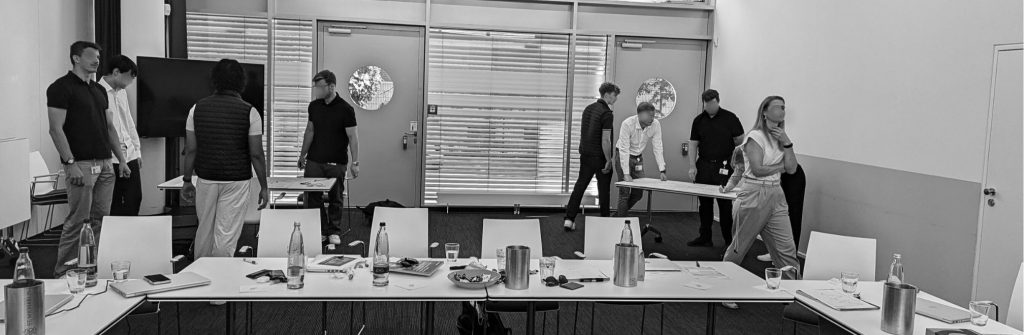 Workshop mit dual Studierenden in einem Seminarraum