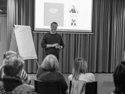 Bjorn Kiggen hält eine Keynote vor einem Publikum