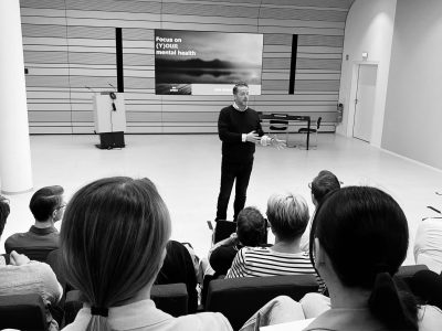 Bjorn Kiggen hält eine Keynote zum Thema „Focus on your mental health“ bei einem Corporate Event von Jungheinrich.