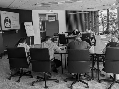 Teilnehmende bei der Gruppenarbeit während eines Workshops für Führungskräfte bei Jungheinrich in Warschau, Polen.