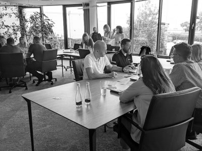 Bjorn Kiggen leitet einen Workshop für Führungskräfte über mentale Gesundheit bei Jungheinrich in Warschau, Polen.